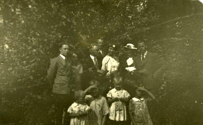 KKE 2186.jpg - Fot. Grupowa. Rodzina w ogrodzie, lata 20-te XX wieku. (b.d.)